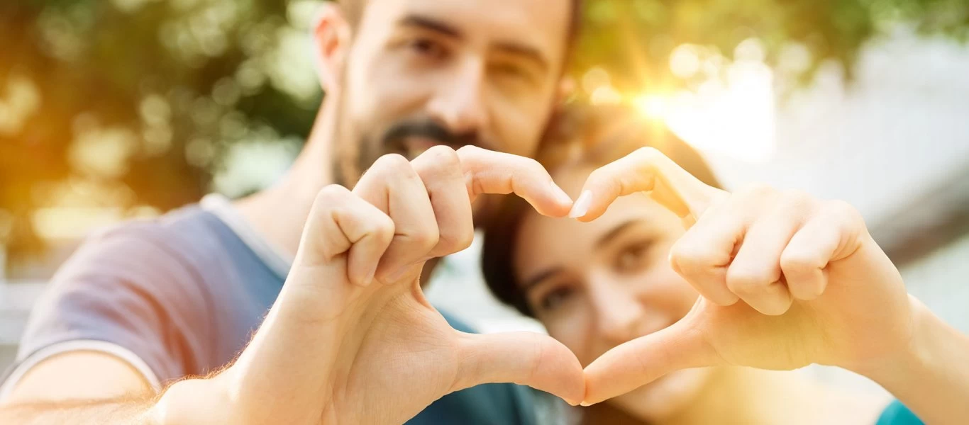 Ζώδια και σχέσεις: Αυτοί είναι οι τρεις άνδρες του ζωδιακού που θα σε έχουν στα... πούπουλα